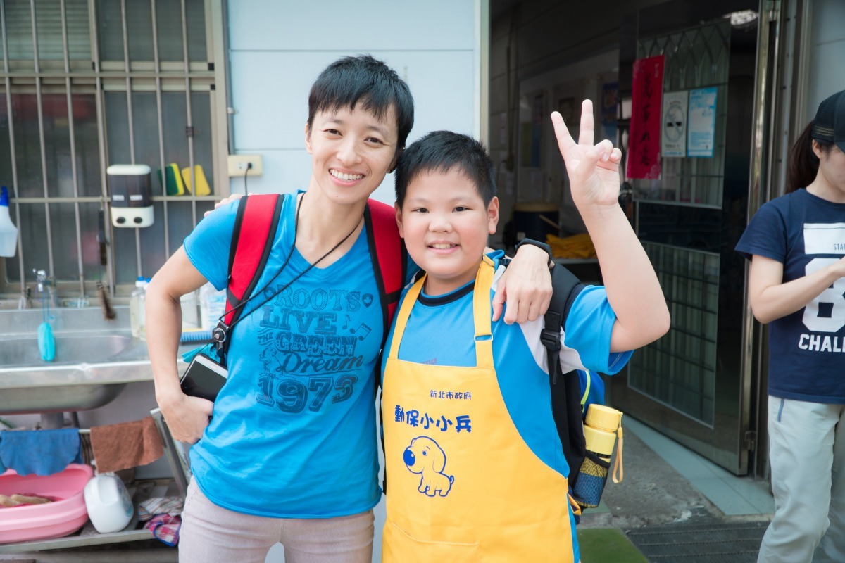 從玩耍中學習善待動物，給小朋友一個實際和毛寶貝親密接觸的體驗！新北市動保處/提供