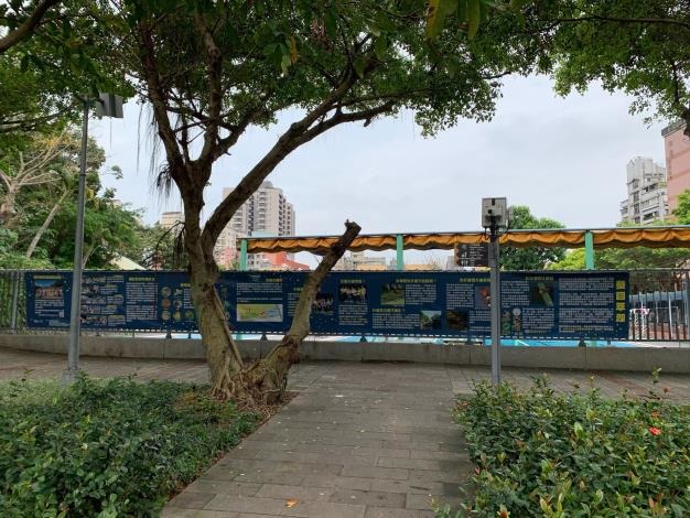 為了讓民眾了解萃湖生態，文山社大製作了萃湖歷史及螢火蟲復育歷程海報。台北市政府公園處/提供