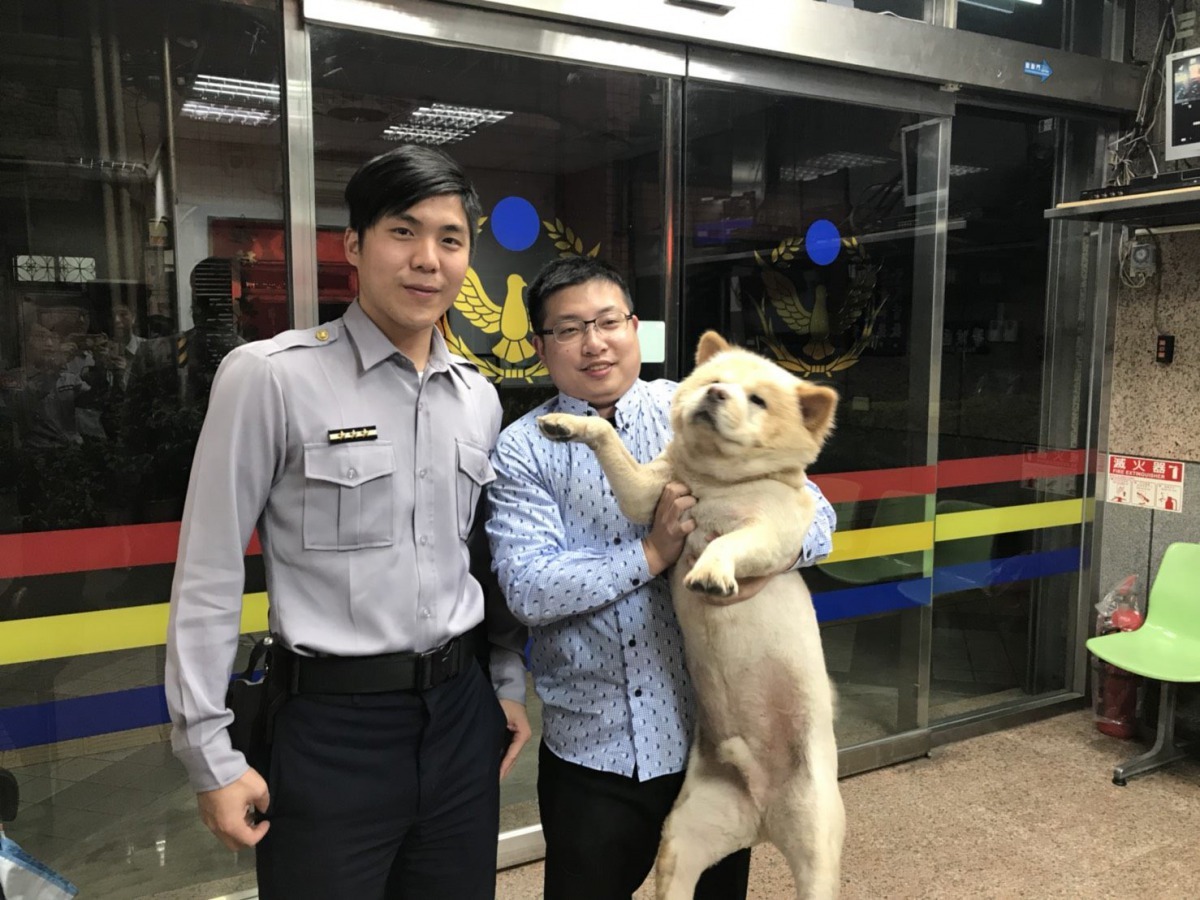 飼主前往警局帶回「胖胖」，對員警既感謝又抱歉。雨林/翻攝