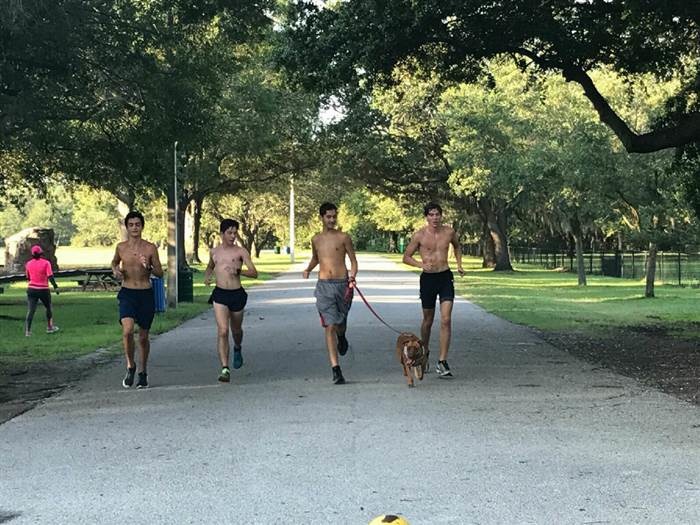 田徑隊教練Bob Ennis說田徑隊的學生對這些狗狗已有感情，把幫牠們找到一個家視為他們的責任。來源:Today.Com