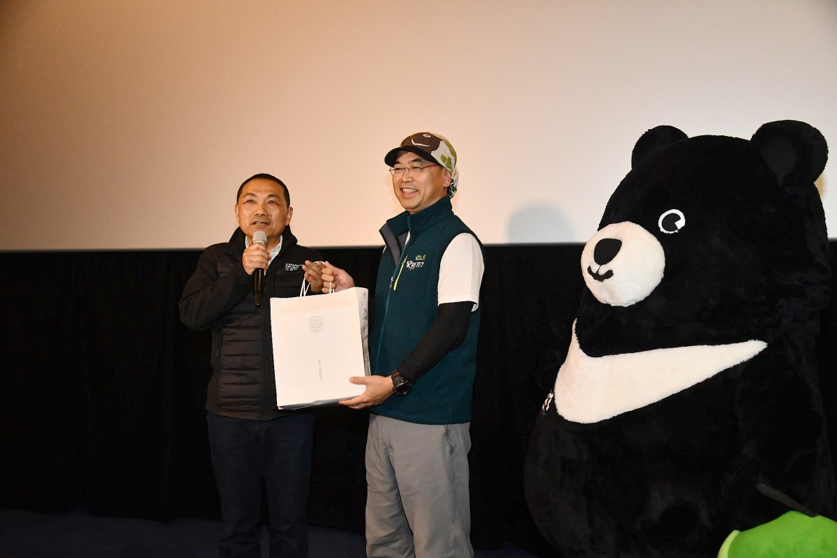 新北市長侯友宜致贈文山包種茶給麥導演。新北市政府/提供