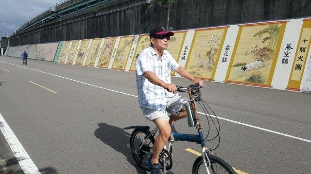 《十駿犬圖》彩繪長近32公尺、高3.4公尺，總面積106平方公尺，吸引路過民眾欣賞。新北市政府/提供