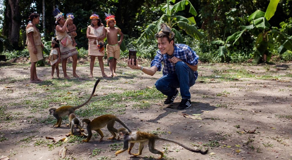  研究顯示很多遊客並不知情，這些看似有趣的自拍照背後，動物是如何被不人道對待。來源: National Geographic