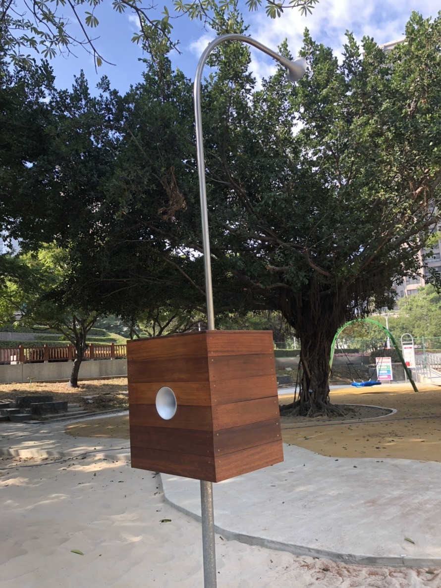 「集聲箱」以喇叭裝置深入樹叢中,收集環境中的風聲、鳥鳴聲。台中市新工處/提供