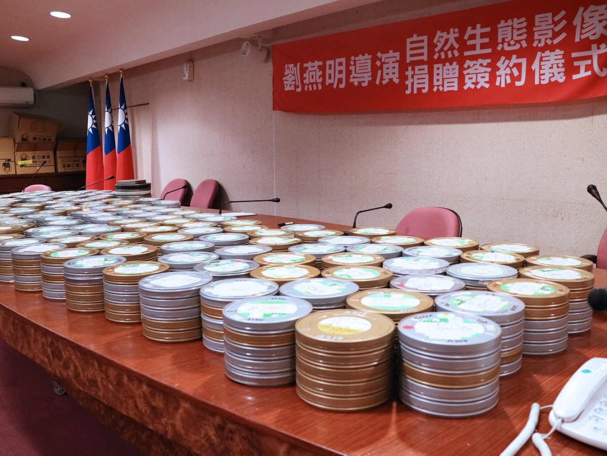 記者會上整張桌子都排滿劉導畢生拍攝的膠捲，其中有7成是未曾公開過的原始影像，相當珍貴。張峻豪/攝