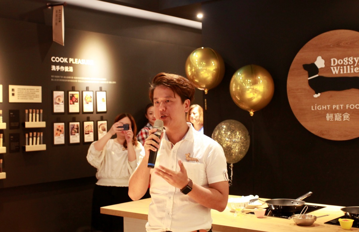 「輕寵食寵物飲食概念所」創辦人林威利重視寵物食安，還特地到台大進修學習動物科學知識。雨林/翻攝