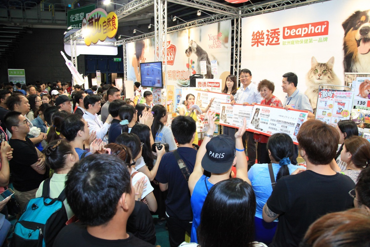 愛心企業單位藉由寵物展讓「流浪動物議題」深化觀展民眾，希望大家能一起認養，讓毛孩都有一個家。張峻豪/攝