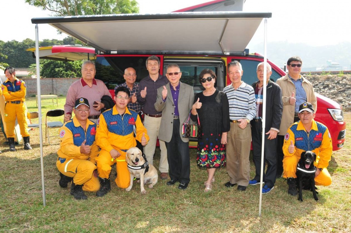 東峰建設公司熱心公益,捐贈警備車一輛供消防局搜救犬隊使用。台中市政府消防局/提供