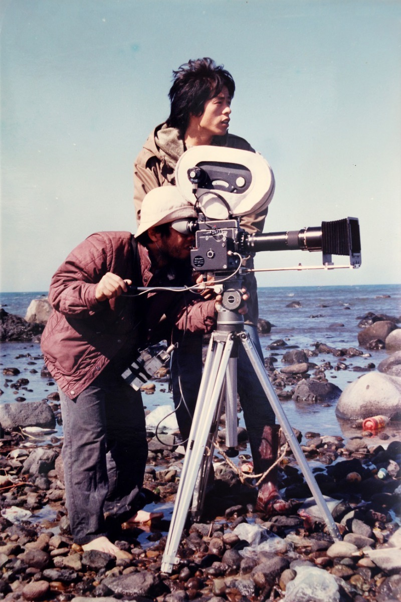 劉燕明（前）與劉克襄當年騎著野狼125載他扛器材去關渡拍水鳥。劉燕明/提供