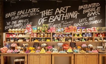 英國天然保養沐浴品牌 LUSH，自1995年創立品牌以來，就一直堅持著反對動物實驗的立場。來源:Padovando