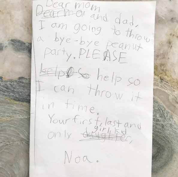 Jennifer 7歲女兒Noa寫了一封信懇請父母幫助辦給Peanut的離別派對，因為沒有他們的協助可能就會來不及了。 來源:The Dodo