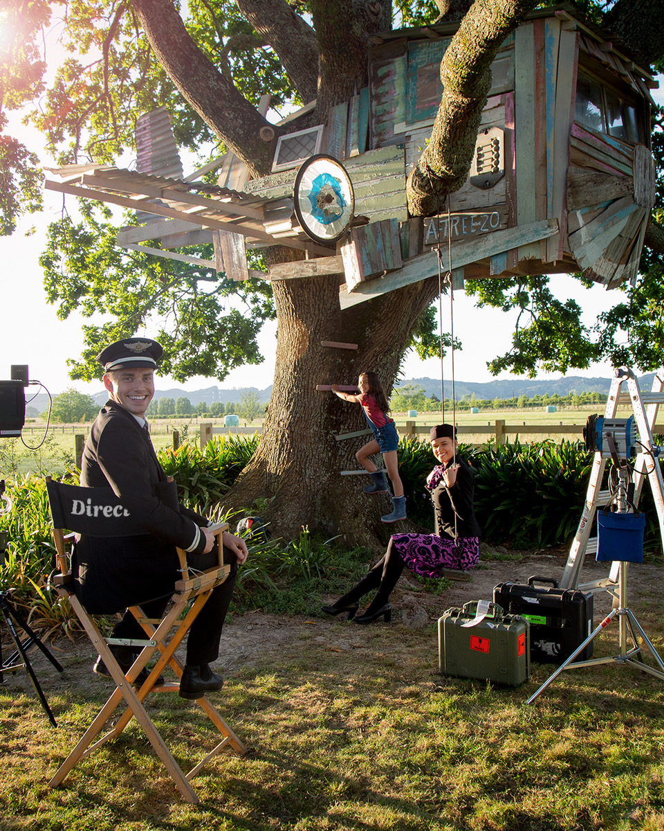 紐西蘭航空機組人員與影壇新星莉莉·蘿博克(Lily Roebuck)一同飾演。廠商/提供