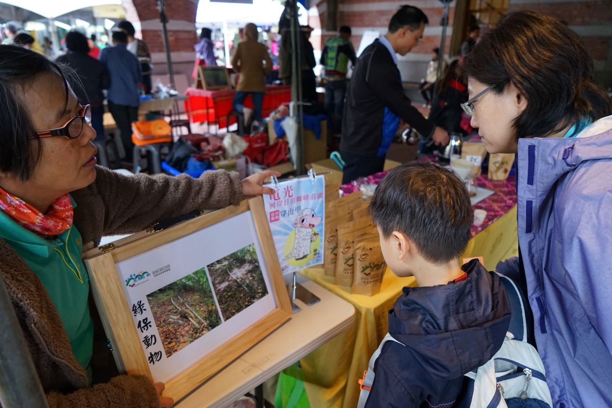 農友於市集解說農田裡的動物。林務局/提供