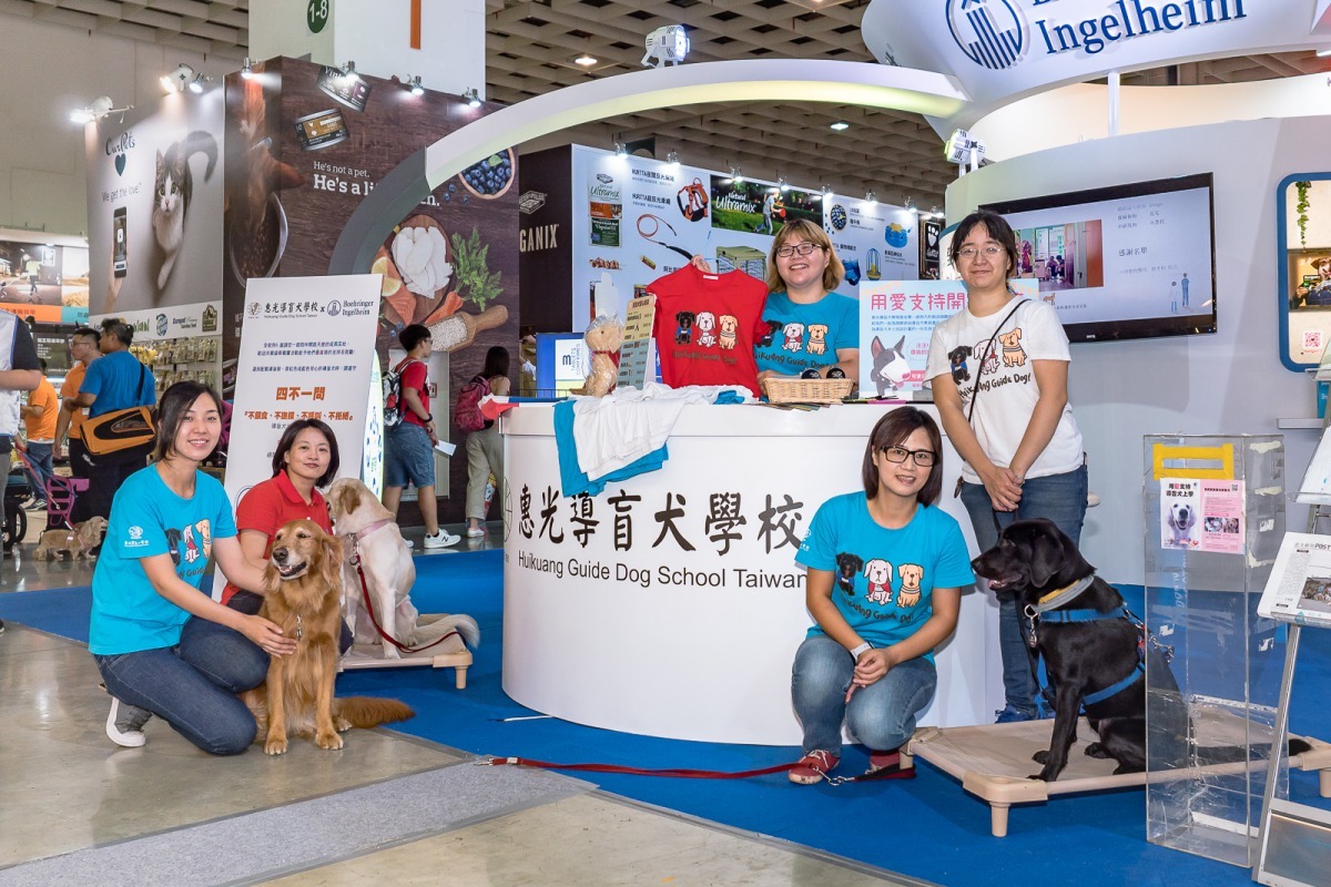 惠光導盲犬基金會於2018台北寵物展現場擺攤進行義賣。李怡萱/翻攝