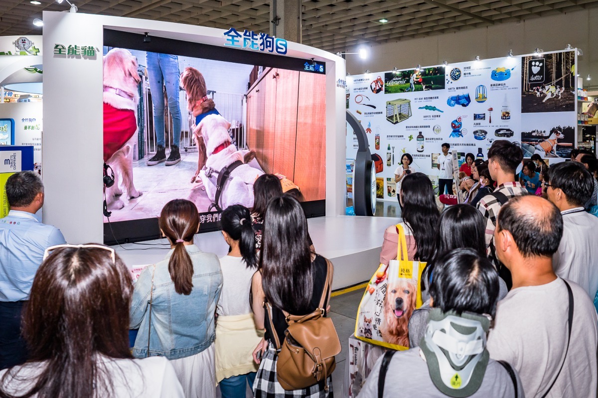 台北寵物展現場首播愛心公益廠商與惠光導盲犬教育基金會共同拍攝的公益紀錄短片。李怡萱/翻攝