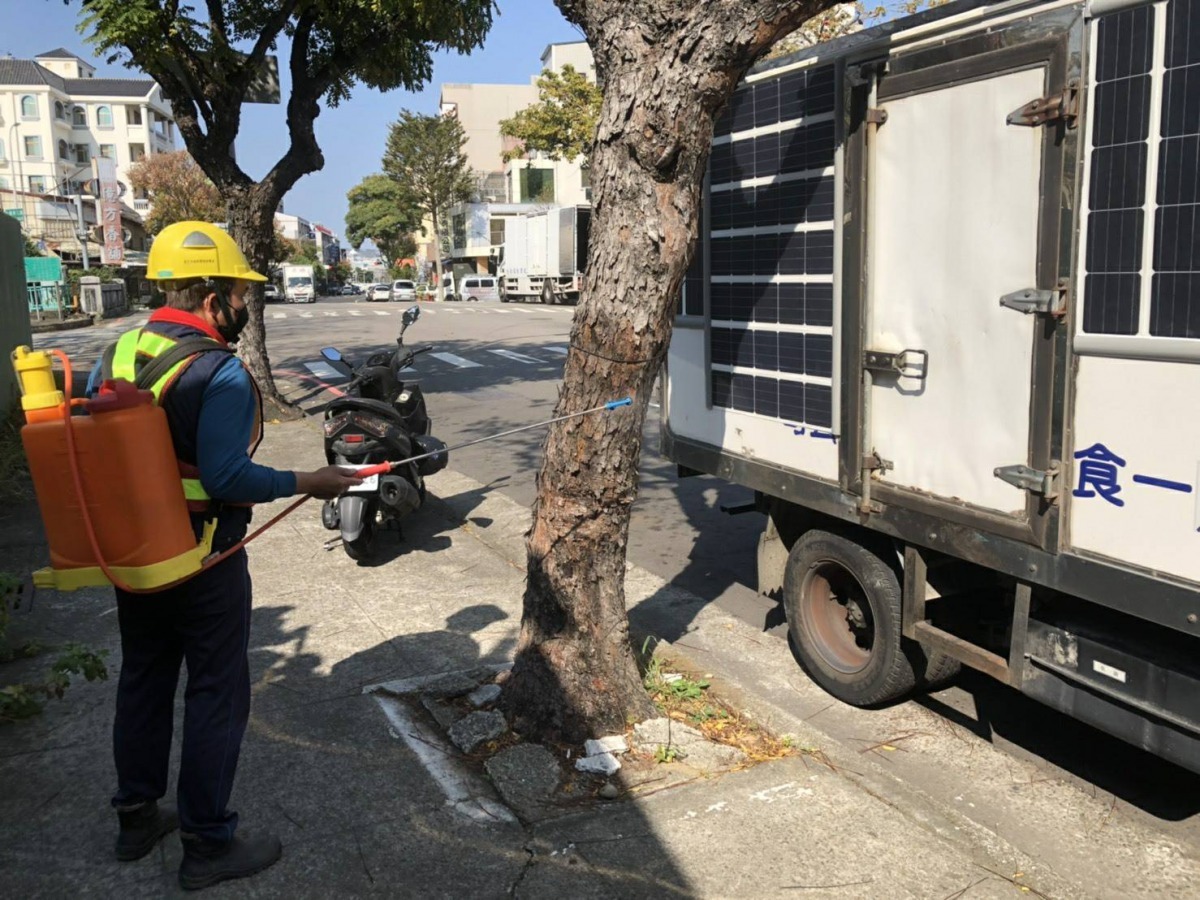 噴藥防治荔枝椿象。台中市政府/提供