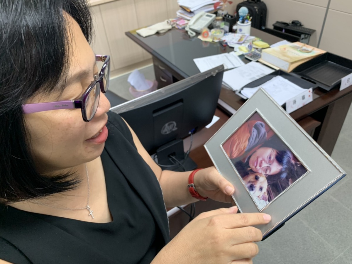 凝視與愛犬「Vicky」的合照，彭雅玲想起與牠共處時的美好點滴。 吳昱賢／攝