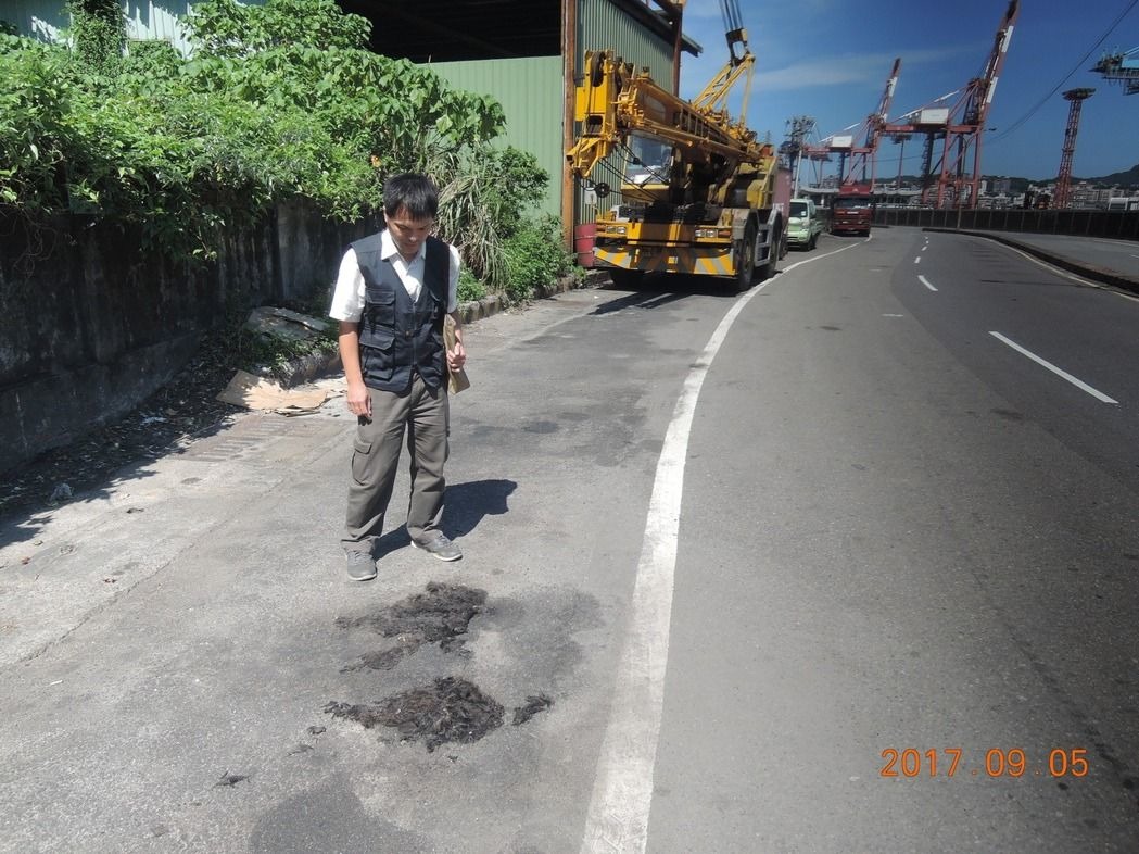 動保處到場查看,發現地下有死蛆與活蛆,初步排除狗被活活被燒死。基隆動保處/提供)