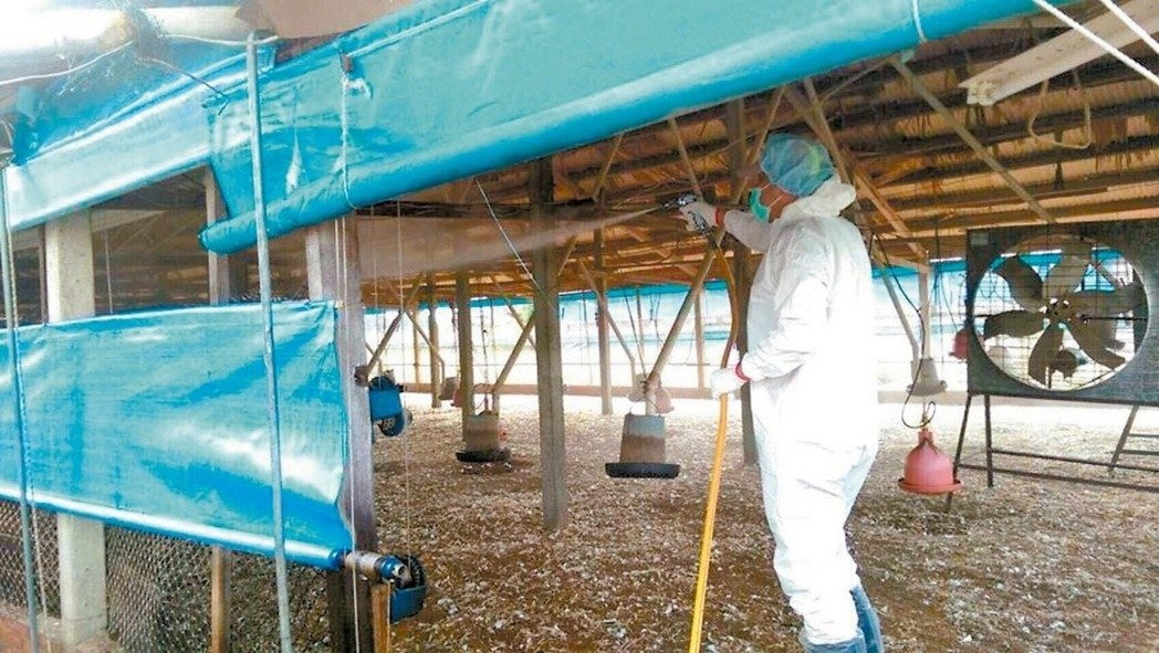 在候鳥棲地及案例場環境建立空氣監測禽流感病毒核酸濃度方法，若有發現異常，可提醒周邊相關禽場業者預為防範，並加強場區環境消毒。台灣動物新聞網資料畫面 嘉義縣政府／提供