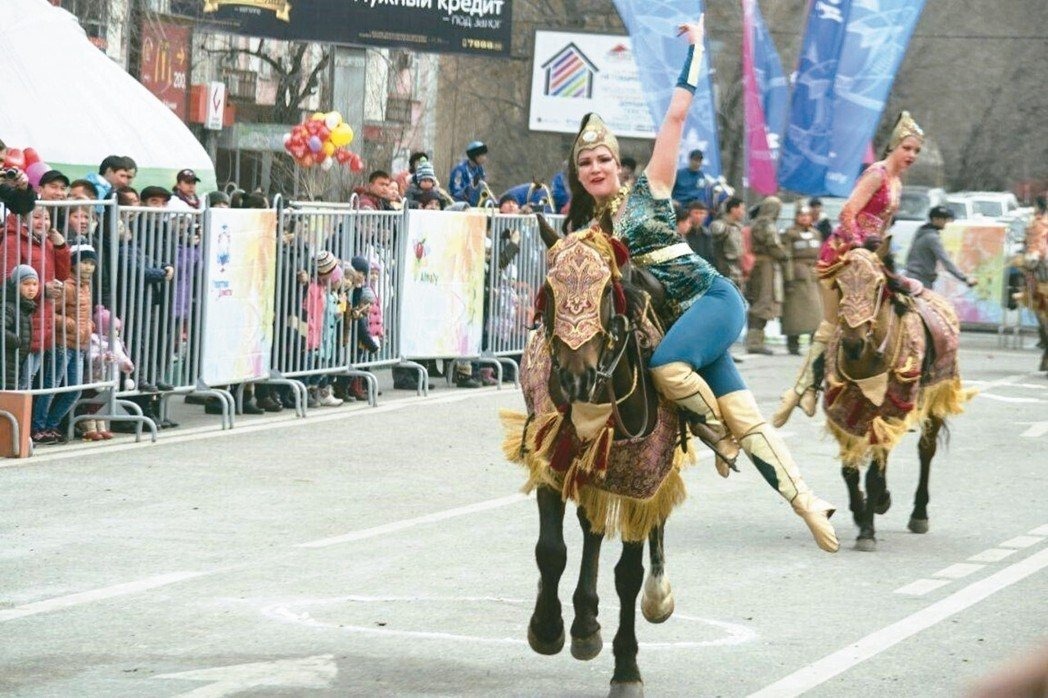 花博期間哈薩克阿拉木圖馬術特技表演團，以「直線加速跑道」表演方式，演繹人與馬默契無間的高難度動態之美，將帶來至少250場次花式特技表演。哈薩克阿拉木圖馬術特技表演團/提供