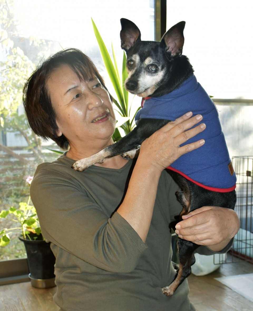圖片中的平林杏子女士成功透過Dog Duca找到心愛的狗狗，生活開始有了重心。圖片來源／Kyoda