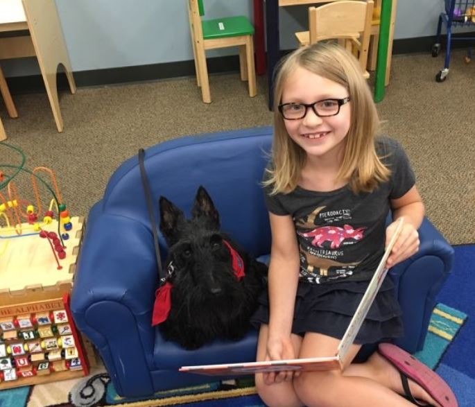 每周二下午，法林都會到賓州的社區圖書館(Centre County Library)報到，準備上工。牠的工作是孩童練習閱讀時，安靜地陪伴，讓孩童可以感到安心。來源: Babble