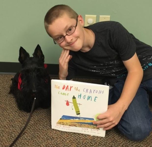 狗狗不會因為你唸念的不好，而批判你，或是糾正你。 所以對於閱讀有障礙，或是不願意閱讀的孩童，可以藉由對狗練習唸念出聲音的閱讀過程中，增加自信心。來源: Babble