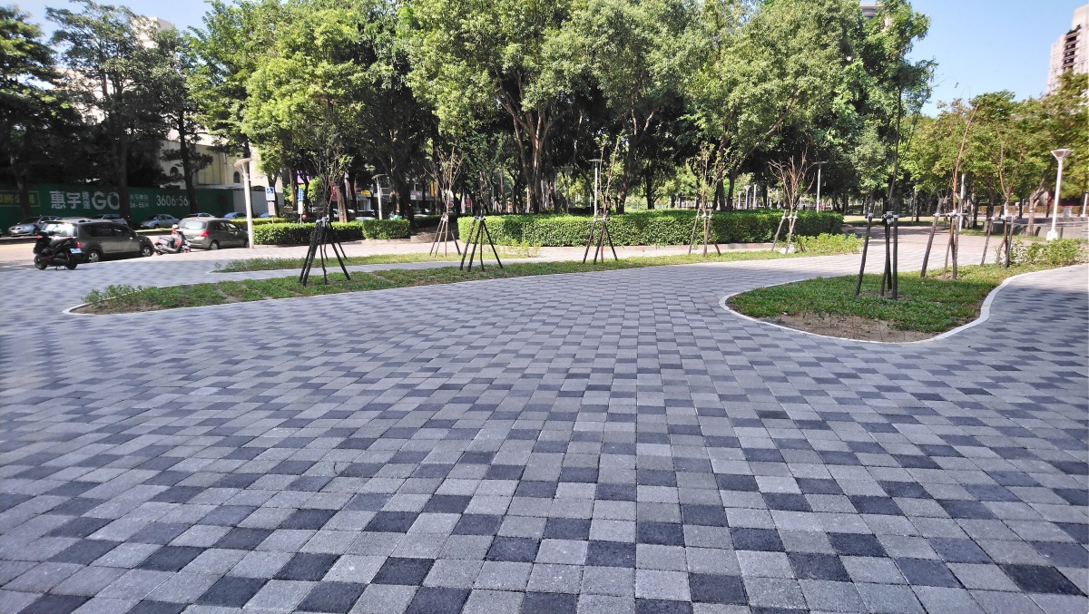 人行道鋪面改善。台中市新工處/提供