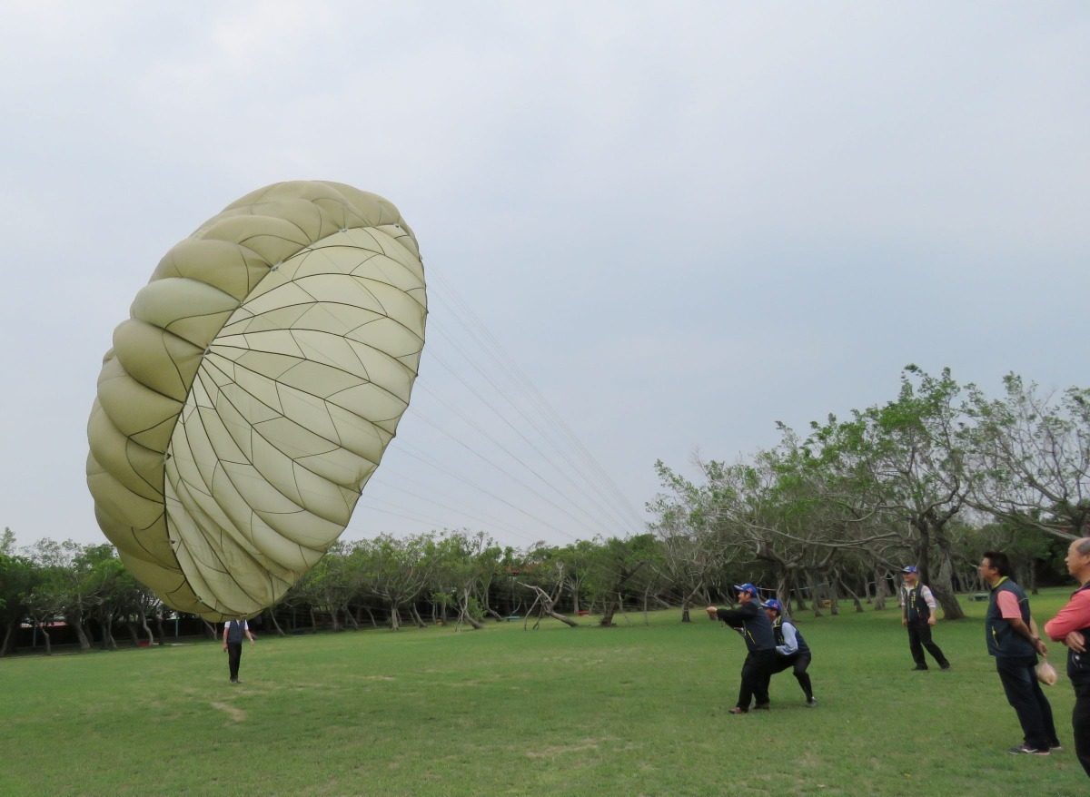 白永成主任引進拖降落傘遊戲活動，園區洋溢歡樂感染榮家長輩們。