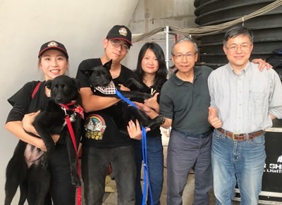吳念真導演(右二)於會場宣導動物之家流浪犬認養。台中市政府/提供