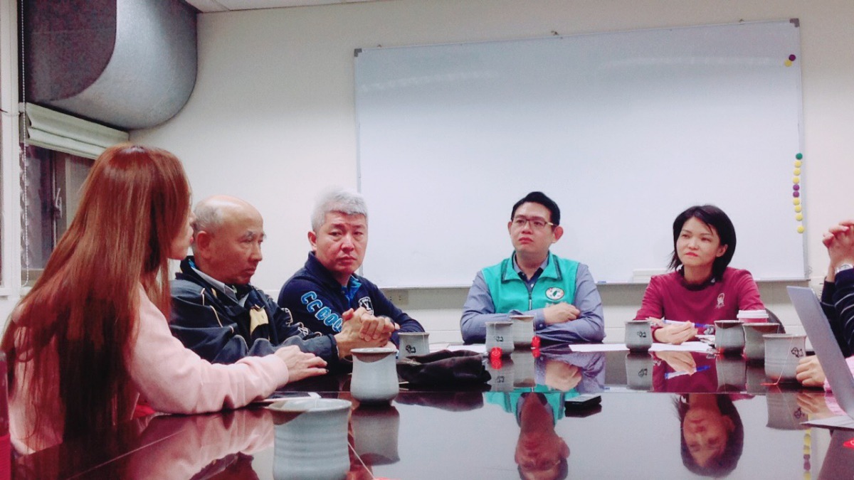 新北市動保處邀集市議員黃俊哲等人參與公民討論。劉凱/翻攝