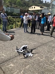 台中市農業局與苗栗區農業改良場及無人機業者合作，開發適合釋放平腹小蜂的載具，使用無人機吊掛平腹小蜂卵片。台中市農業局/提供