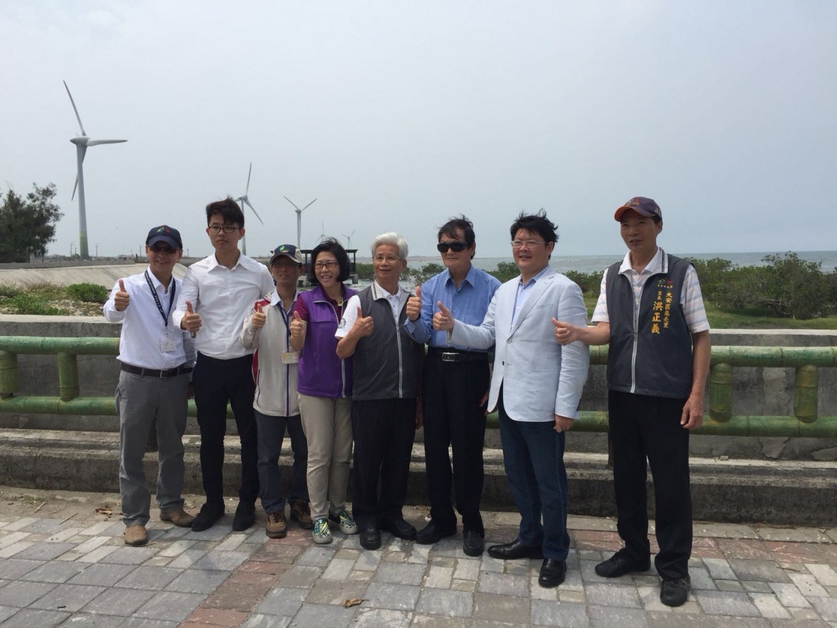 台中市政府推「海線雙星」建設局長黃玉霖（右二）關心濱海廊道觀光環境營造計畫進度。台中市建設局/提供