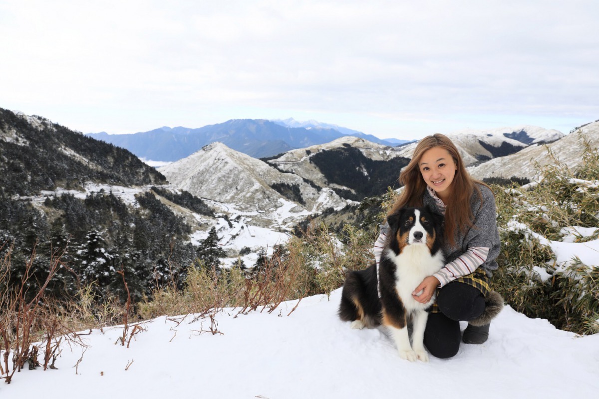犬貓訓練師MIKI和愛犬「滾滾」挑戰雪地外拍。MIKI/提供