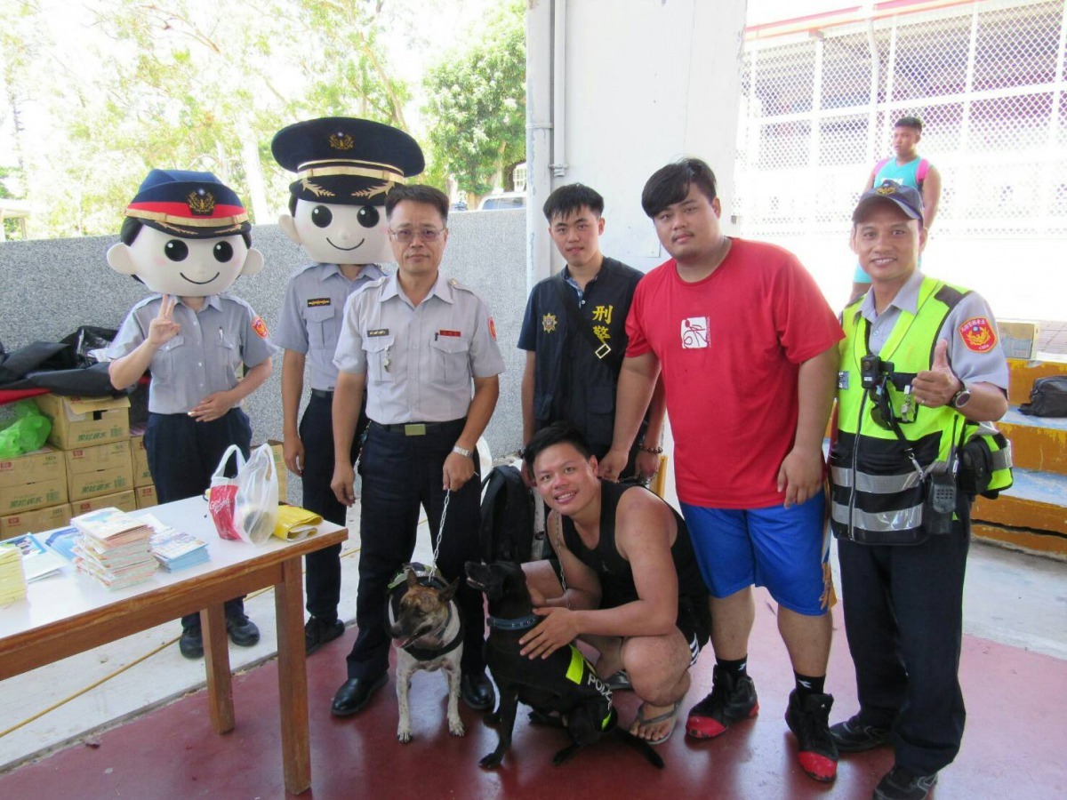 員警們都很喜歡國農與黑妞。解寶慶/提供
