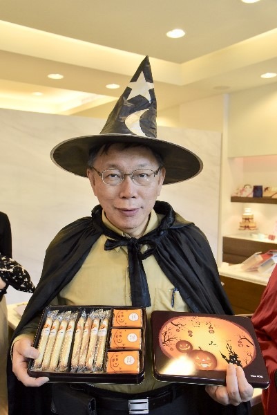 台北市長柯文哲穿著萬聖節應景服飾與大家同樂。台北市政府/提供