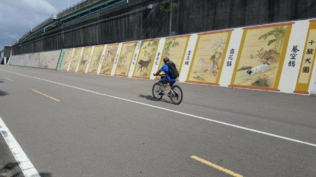 新北市政府高灘地工程管理處在華江堤防彩繪出10幅郎世寧的《十駿犬圖》。新北市政府/提供