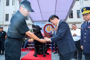 台中市長林佳龍為領犬員及警犬授徽,由Tiny代為接受。雨林/翻攝