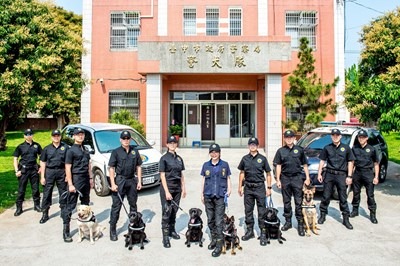台中市政府警犬隊27日正式成軍,由隊長陳玉梅率領9名警界菁英及8隻警犬組成。雨林/翻攝