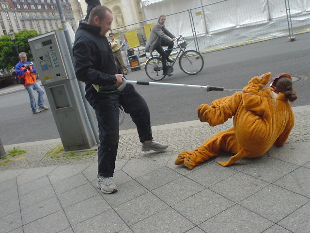 德國動物保護團體到柏林代表處演出台灣捕抓流浪犬的行動劇。劉威良/攝