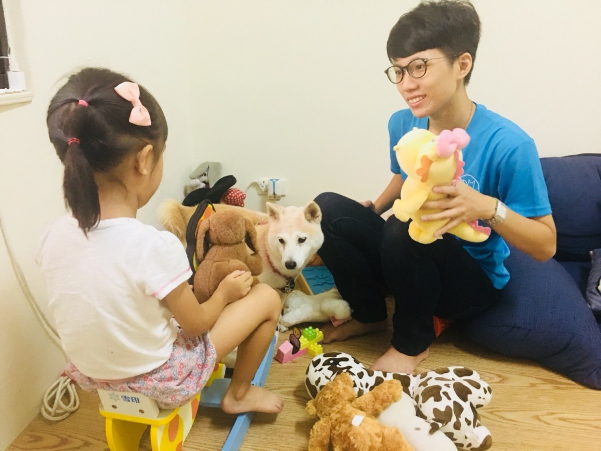 動物輔助治療的犬隻，本身雖被定義為治療犬,但其實更是同伴動物的升級版。圖/「與狗相癒—療癒犬心理工作室」提供
