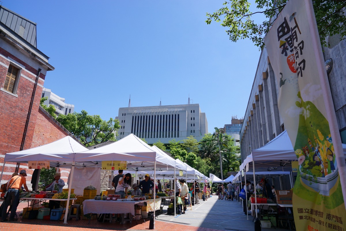由台博館、林務局、慈心基金會三方合作，舉辦「田裡有腳印市集」，邀請綠保小農設攤推廣綠保產品。林務局/提供