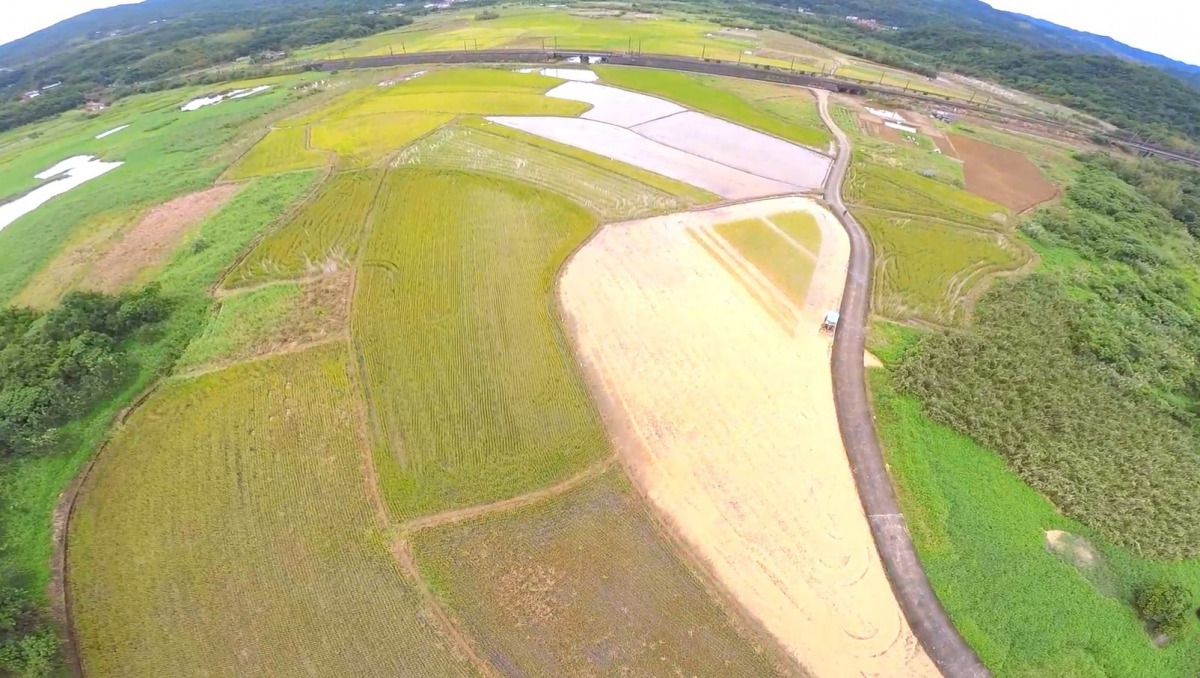 田寮洋空拍(翻土中)。新北市農業局/提供