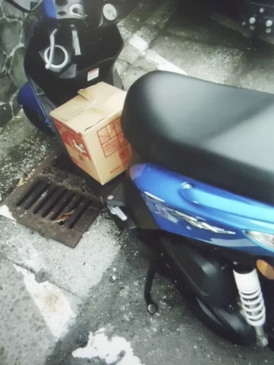 民眾將貓咪裝箱棄置於機車踏板上。台北市動保處/提供