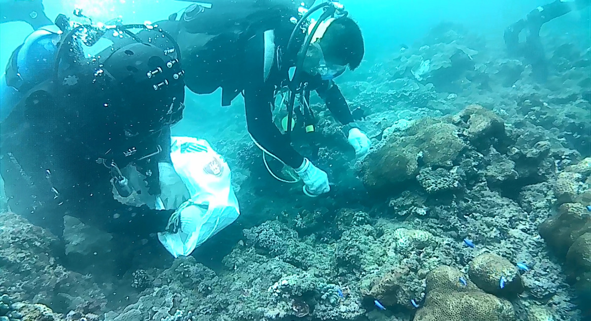 專業潛水人員蒐集清除礁體上覆網。新北市漁業處/提供
