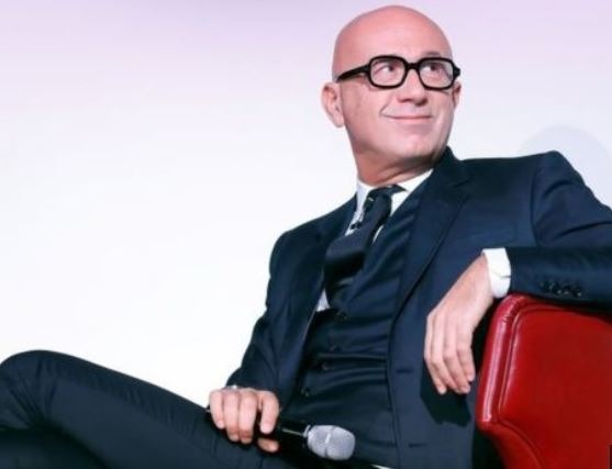 1. Gucci執行長,Marco Bizzari於倫敦時尚學院舉辦的活動中,宣布明年開始品牌將停止使用動物毛皮。來源:BBC News