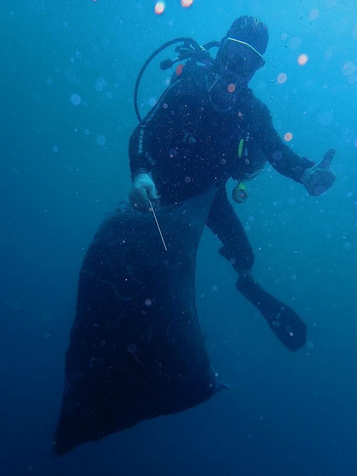 「海洋防衛隊」進行海底覆網清除。新北市政府/提供