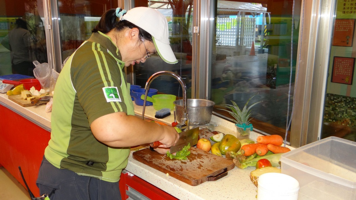 為妥善照顧眾多的野生動物,動物園裡大大小小的廚房是全年無休。台北市立動物園/提供