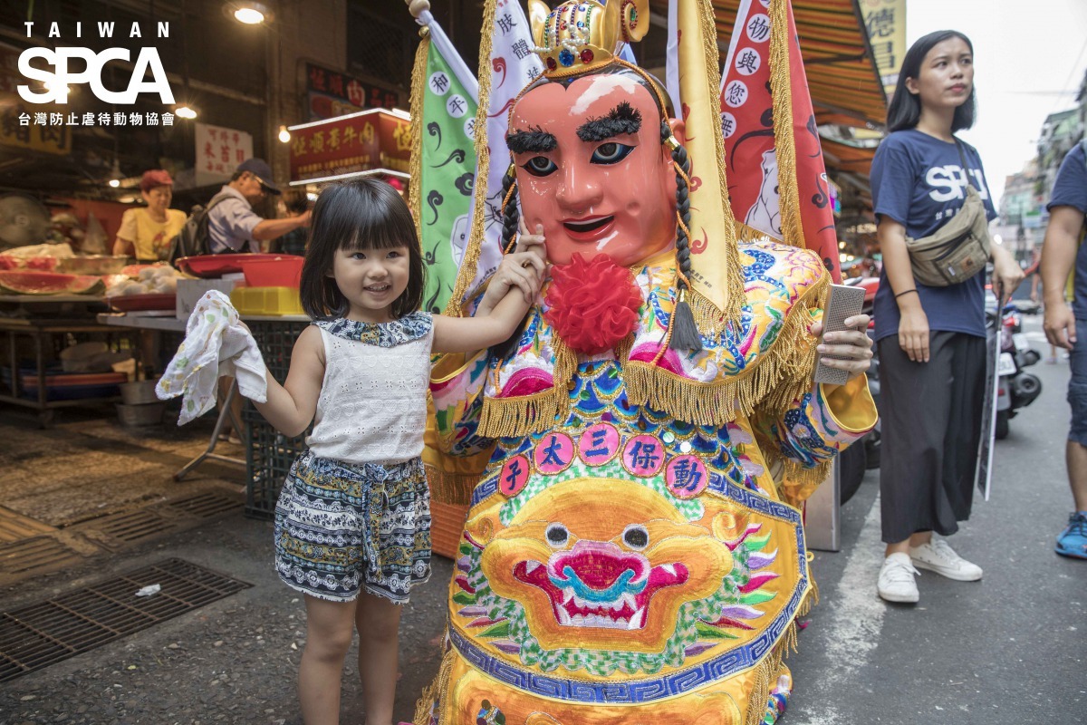 動保三太子走入傳統市集以及夜市,親自向民眾宣導動保理念。TSPCA/提供
