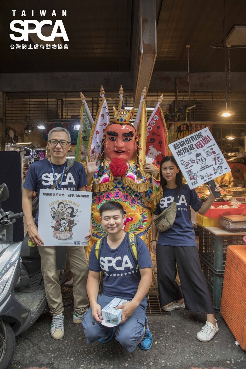 動保三太子走入傳統市集以及夜市,親自向民眾宣導動保理念。TSPCA/提供
